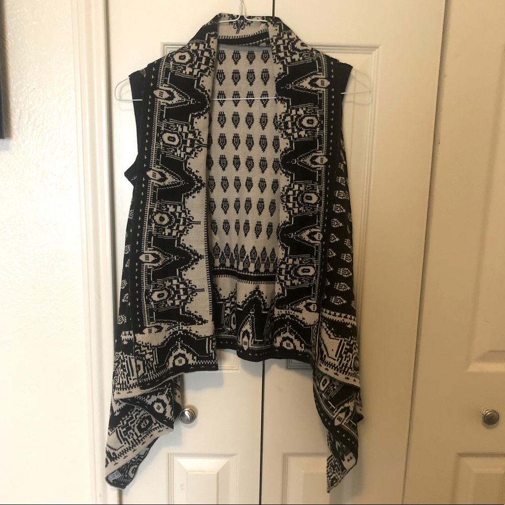 Beautiful black and tan shawl. Fits all sizes.